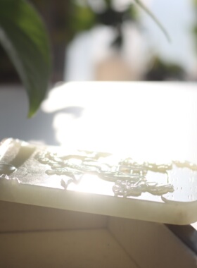 和田玉籽料枣红皮指日高升手玩件