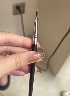 镰刀眼线刷眼睑下至卧蚕刷