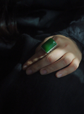 骑单车原创设计风碧玉方形戒子