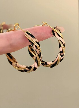 美拉德皮革豹纹缠绕圆形耳环轻奢高级感耳圈小众百搭显气质耳饰女