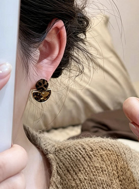 秋冬复古咖色圆形豹纹拼接半圆锆石耳钉女小众设计感时尚气质耳环