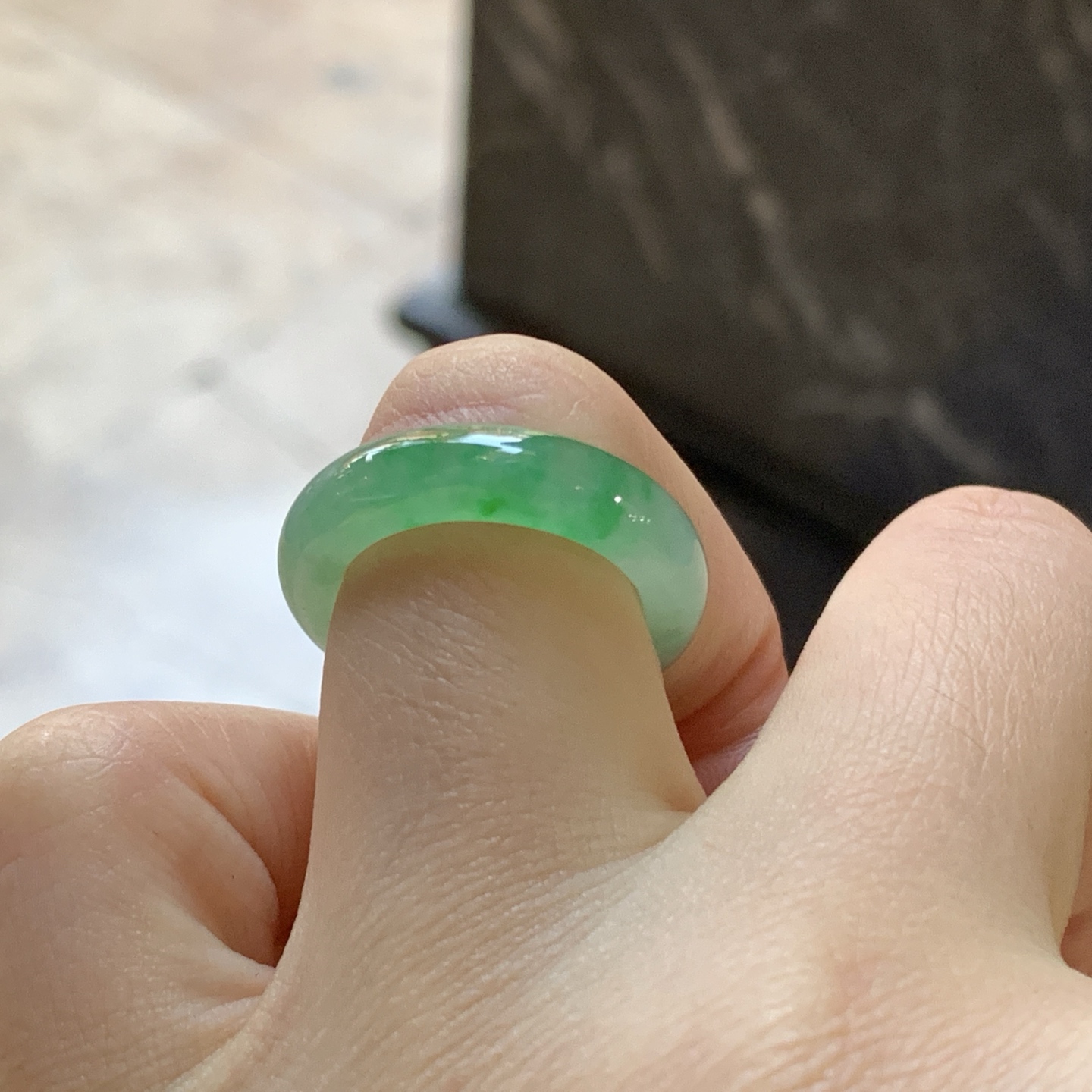 翡翠冰绿指环戒指 料子冰透 荧光十足 价7500 - 图1