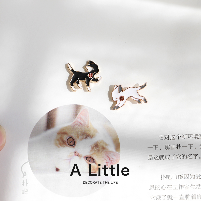 A Little送花小猫咪情侣胸针可爱金属徽章男女创意别针领口装饰品-图1