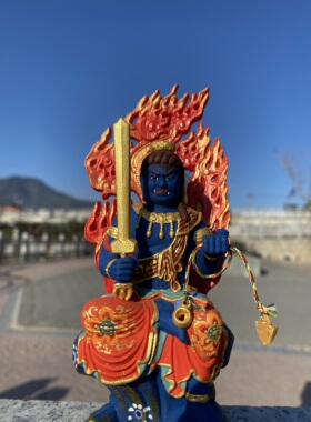 桧木彩绘贴金不动明王摆件