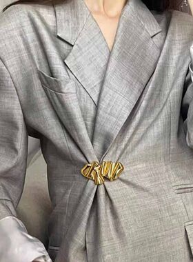 金属欧美收腰别针显瘦神器简约光面褶皱胸针高级衣服时尚西装配饰