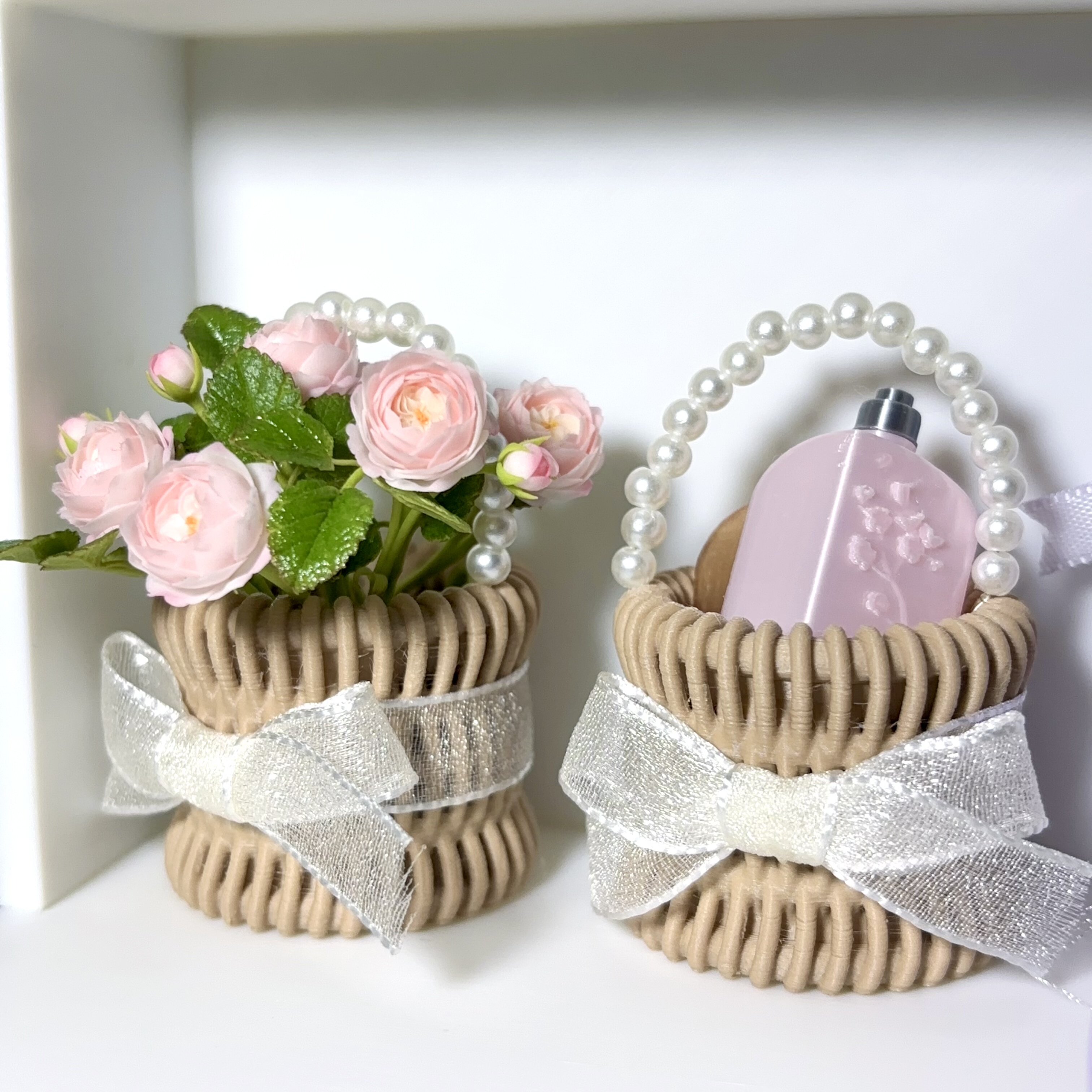 迷你娃屋清新小花篮塑料礼盒 微缩仿真礼盒身体乳沐浴露洗护用品 - 图0