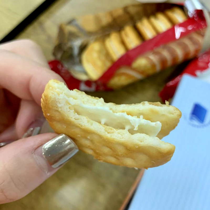 日本进口YBC芝士夹心饼干夹心柠檬/奶油145g网红黄油夹心饼干零食 - 图2