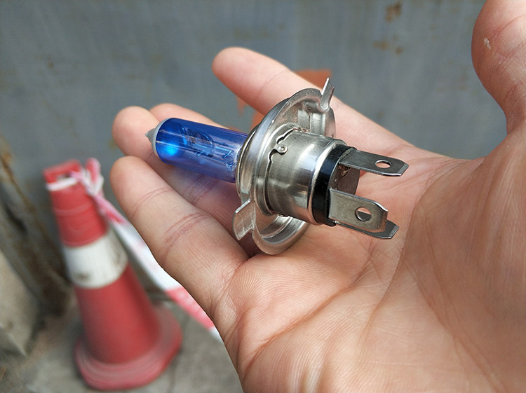 摩托车跑车踏板车125 150大灯泡h4三爪12v35w前大灯照明灯泡