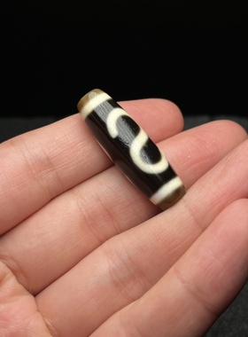 藏族天然真品玛瑙天珠吊坠黑白色包浆油润细腻天珠金钱钩天珠吊坠