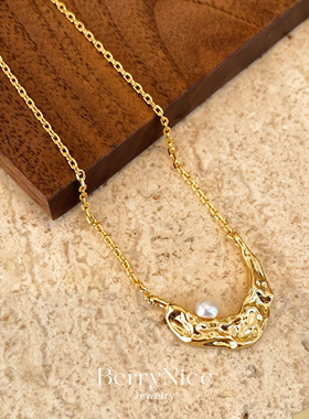 立体褶皱月亮天然真珍珠项链女凹凸金属感吊坠链简约通勤锁骨链