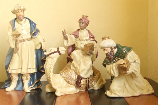 Foreign trade rural elegant high-temperature ceramic character ornaments hand-painted scene decorations collection gifts