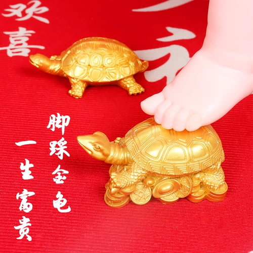 Годовой, хватаясь за Чжурной Черепах, памятный ребенок, наступающий на золотую черепаху тысячелетие китайского чистого ремесленного мастерства, чтобы поймать недельное украшение дня рождения