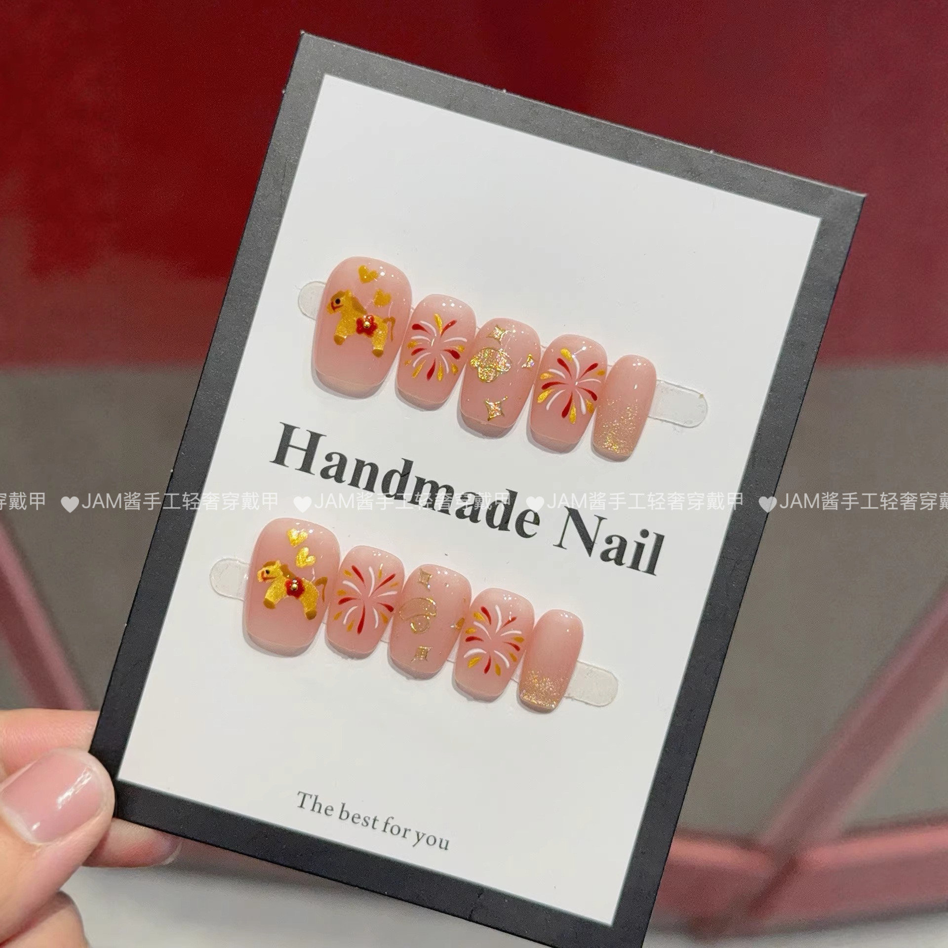 金马纳福 新款纯手工穿戴甲短款新年红色烟花小马美甲贴片高级感,淘宝优惠券,粉丝福利购,淘宝优惠卷