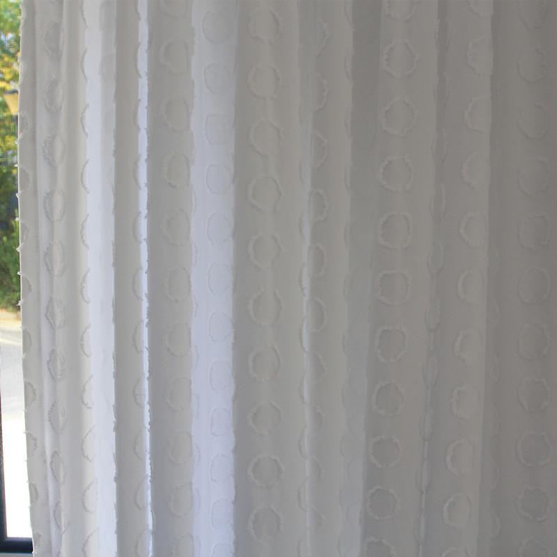 Light-transmitting and non-projecting white gauze curtains are simple and modern