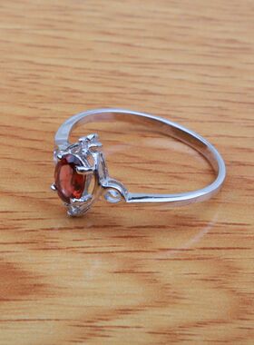 珠宝时尚风镶嵌天然石榴石戒指