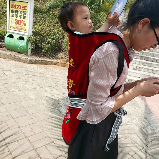 Guizhou Yunnan old-fashioned traditional baby sling fan