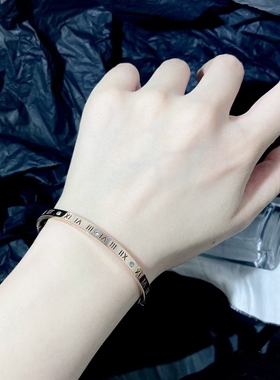 手镯女学生韩版简约不掉色新款玫瑰金罗马字母手链女小众设计钛钢