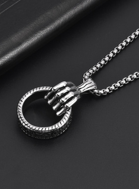 高级感霸气钛钢骷髅手爪圆圈吊坠男朋克嘻哈街头不锈钢项链不掉色