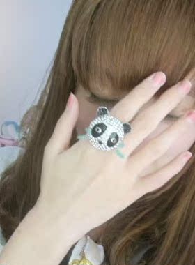 滢朵朵AYUKI演绎萌BUTLER*WILSON水晶熊猫头戒指 C01425