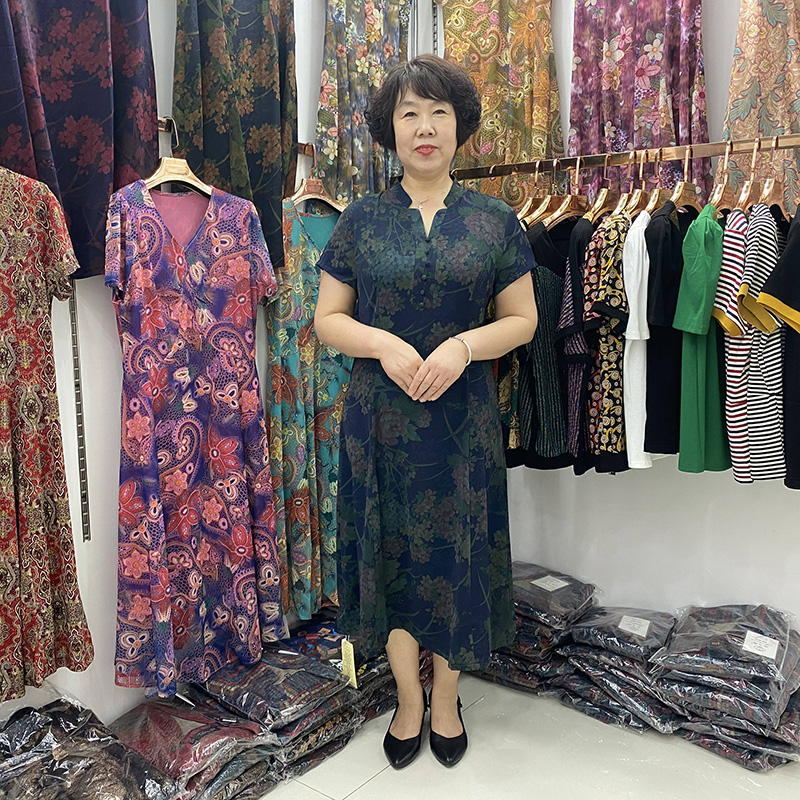 夏季新款 领梅花单排扣妈妈中长裙 V 中老年旗袍式时尚连衣裙女 2021 夏季新款 领梅花单排扣妈妈中长裙 V 中老年旗袍式时尚连衣裙女 2021