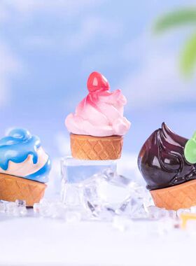 微景观清凉夏日甜筒水果冰淇淋