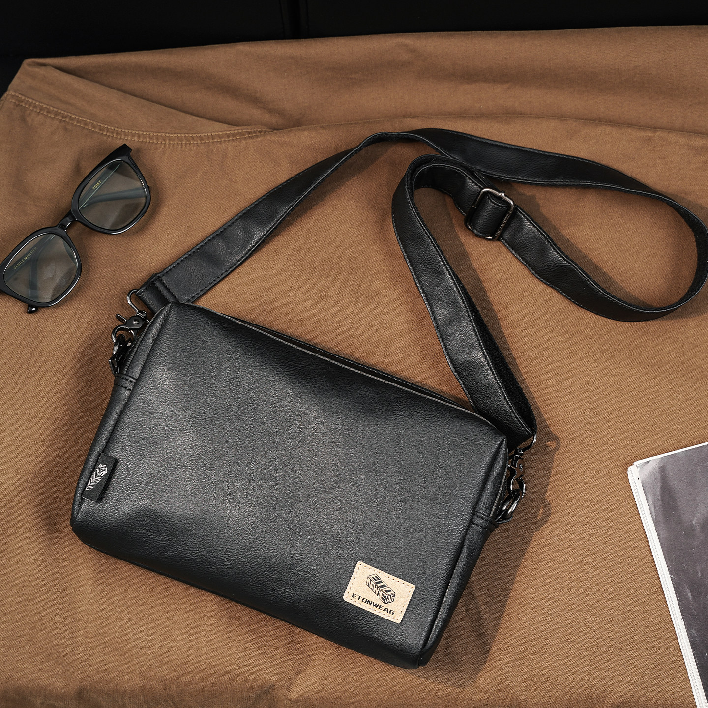 2026新款复古斜挎包男单肩包邮差包时尚小方包简约休闲韩版男包,淘宝优惠券,粉丝福利购,淘宝优惠卷