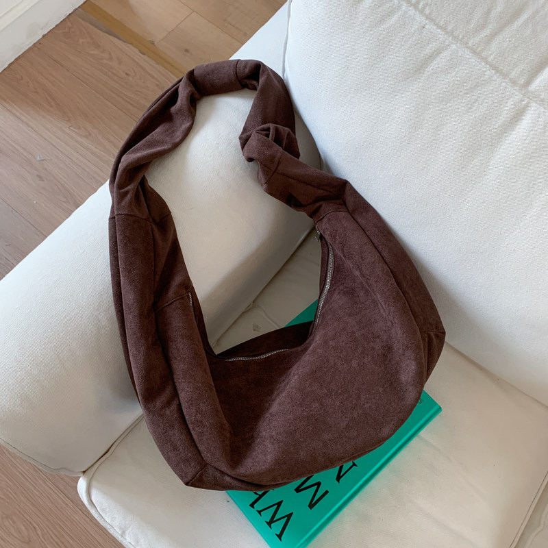 松弛感宽肩带包包女式2026新款秋冬麂皮绒斜挎包大容量复古饺子包,淘宝优惠券,粉丝福利购,淘宝优惠卷