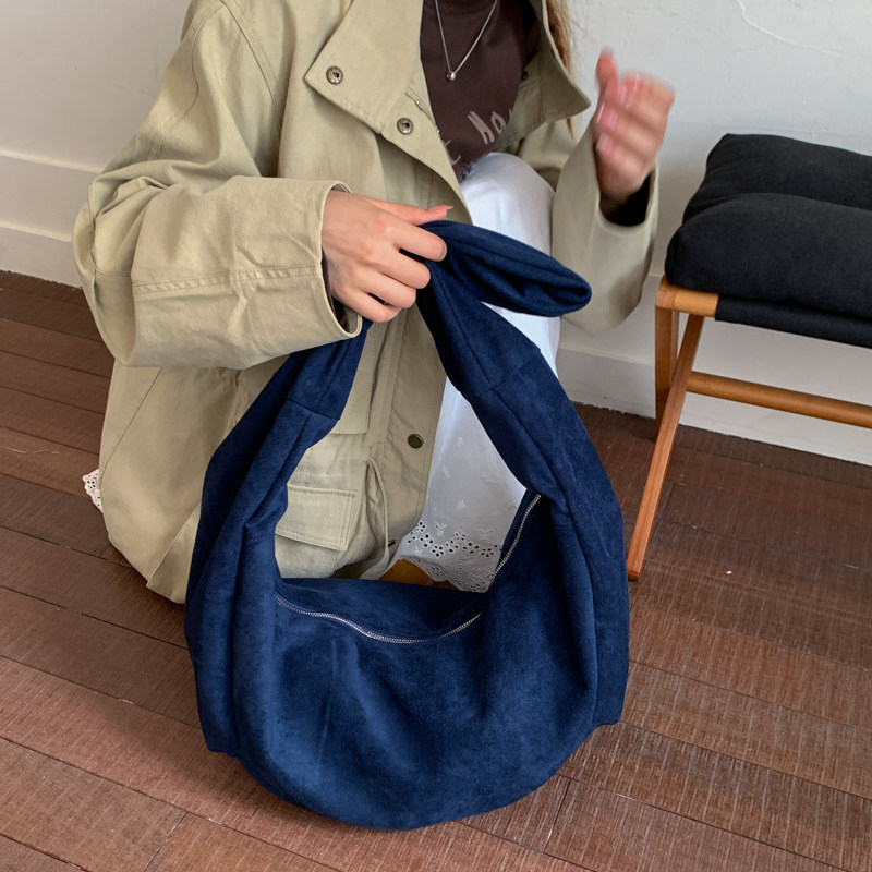 松弛感宽肩带包包女式2026新款秋冬麂皮绒斜挎包大容量复古饺子包,淘宝优惠券,粉丝福利购,淘宝优惠卷