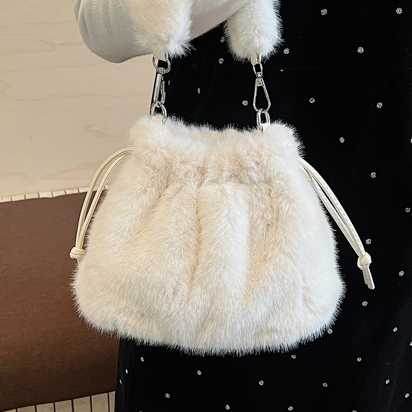 今年流行小众毛绒手拎包2026新款冬季百搭时尚洋气毛毛单肩斜挎包,淘宝优惠券,粉丝福利购,淘宝优惠卷