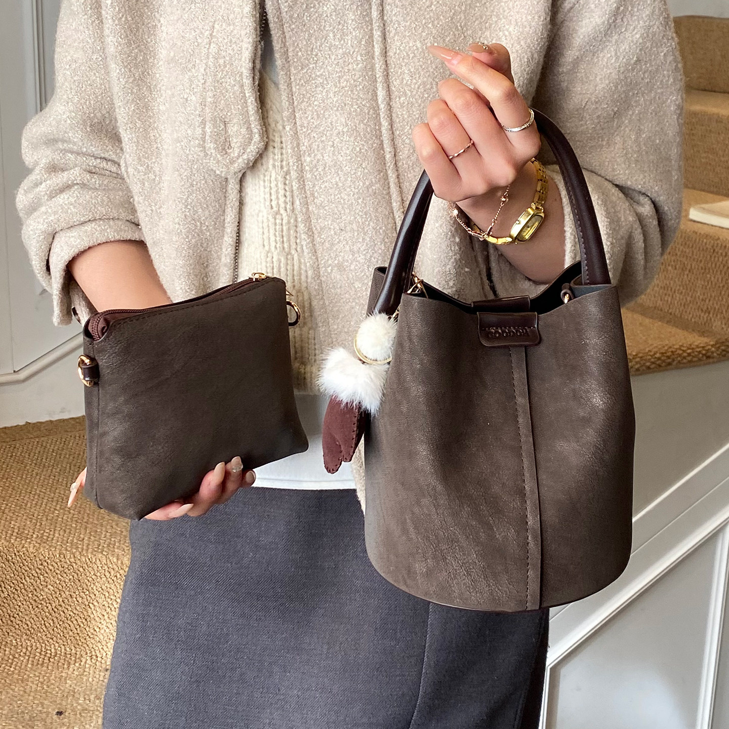 美拉德软皮小包包女2025新款复古通勤手拎包水桶包秋冬质感斜挎包,淘宝优惠券,粉丝福利购,淘宝优惠卷