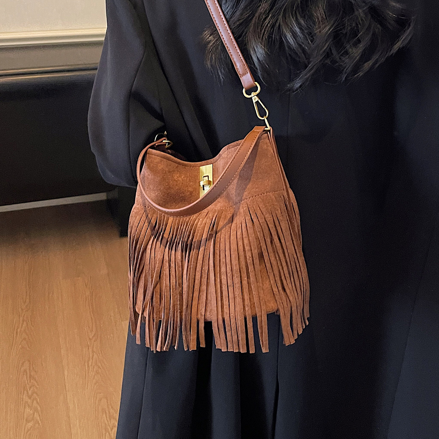 麂皮绒手拎小包包女2025新款潮时尚磨砂流苏水桶包秋冬复古斜挎包,淘宝优惠券,粉丝福利购,淘宝优惠卷