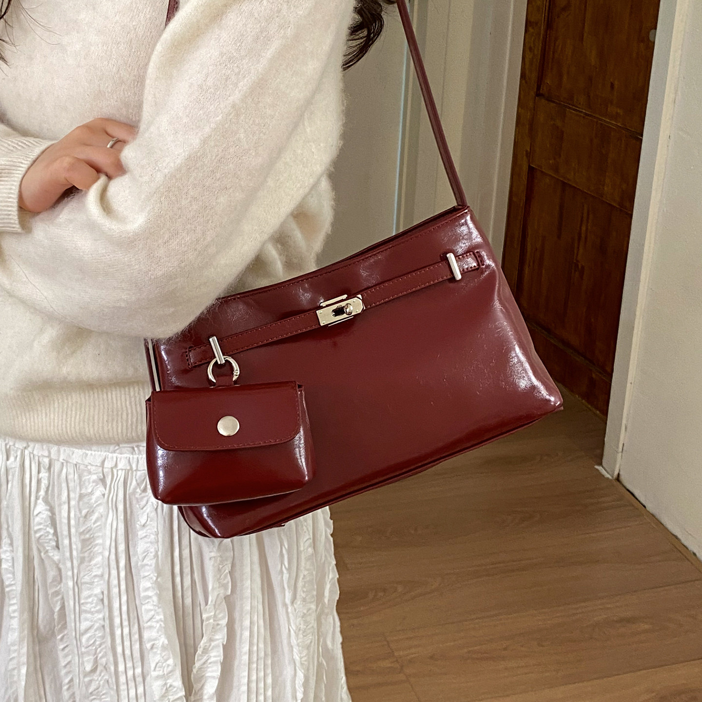 高级感红色油蜡皮小包包女2025新款通勤小方包冬季百搭质感斜挎包,淘宝优惠券,粉丝福利购,淘宝优惠卷