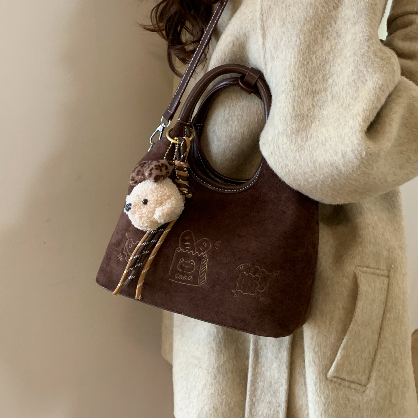 秋冬流行麂皮手提小包包女2025新款复古磨砂斜挎包可爱刺绣水桶包,淘宝优惠券,粉丝福利购,淘宝优惠卷