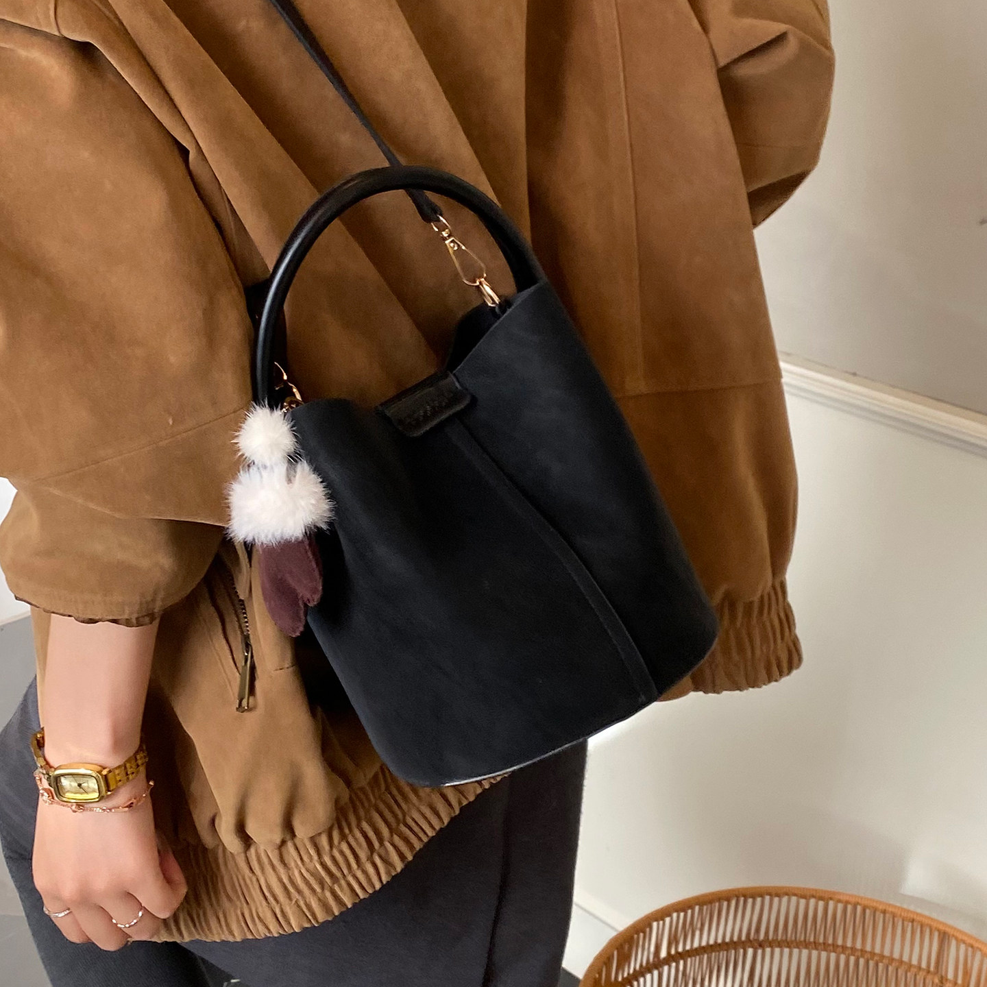 美拉德软皮小包包女2025新款复古通勤手拎包水桶包秋冬质感斜挎包,淘宝优惠券,粉丝福利购,淘宝优惠卷