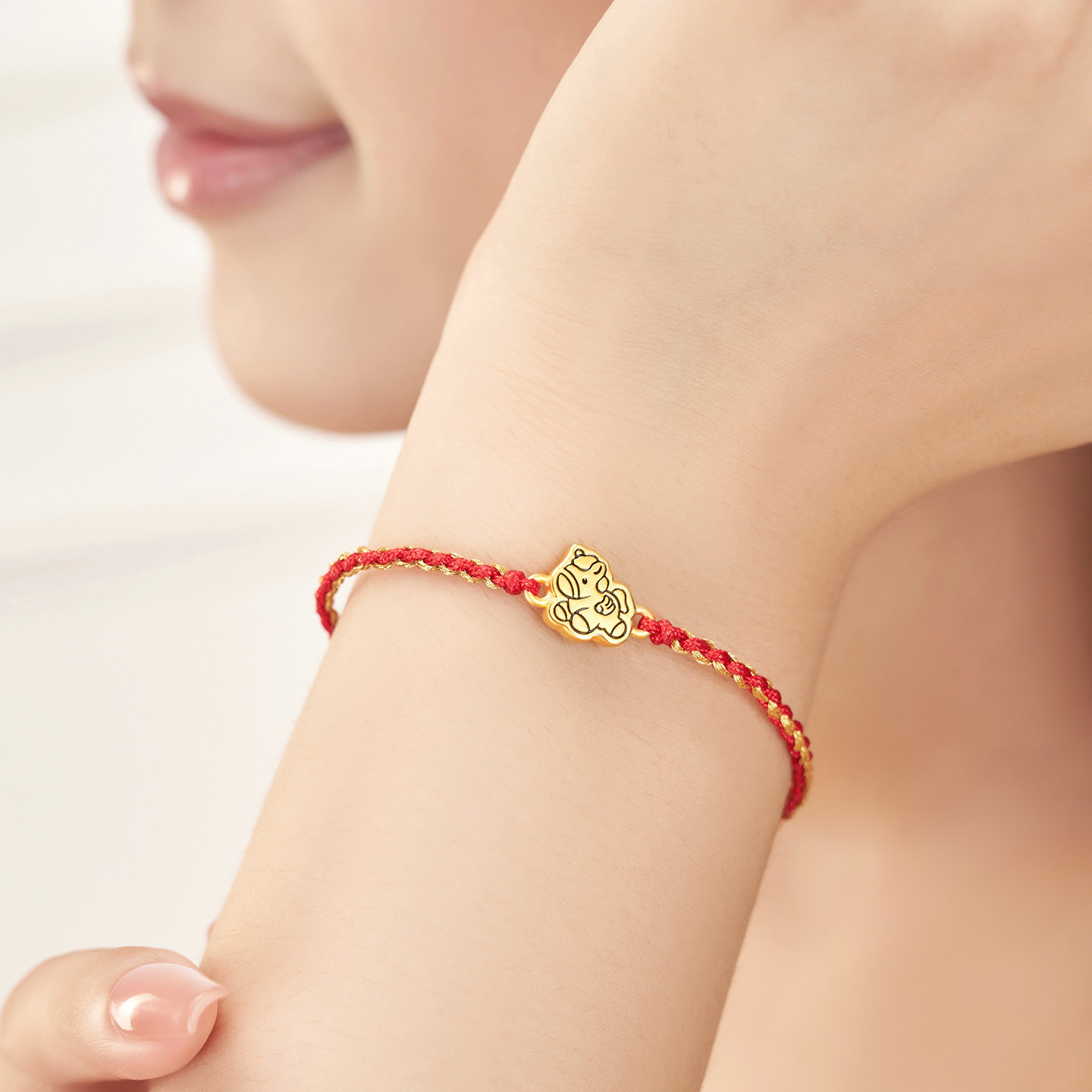明牌珠宝线条小马硬金手链 生肖马年编织红绳黄金手串AFP1384,淘宝优惠券,粉丝福利购,淘宝优惠卷