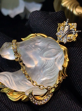 白冰石英质玉马首挂件S925银镶嵌珠宝轻奢款天然玉石战马马头挂件