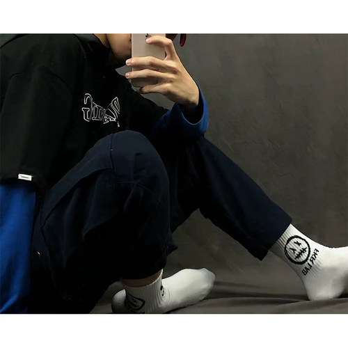 春秋薄款男女运动卡通趣味中长筒袜子新疆棉怪兽字母黑白简约街头 - 图0