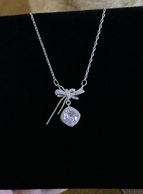 淡粉方糖不规则蝴蝶结超闪锁骨链