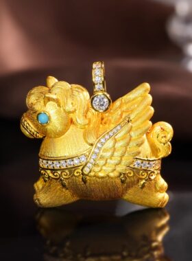 VISING珠宝《飞天金马》黄金色飞马吊坠手工刻丝S925银