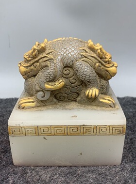 白玉描金双头瑞兽印章回纹边款仿古大印工艺摆件10*10*10cm