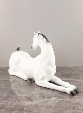 抽象树脂白色骏马动物雕塑摆件