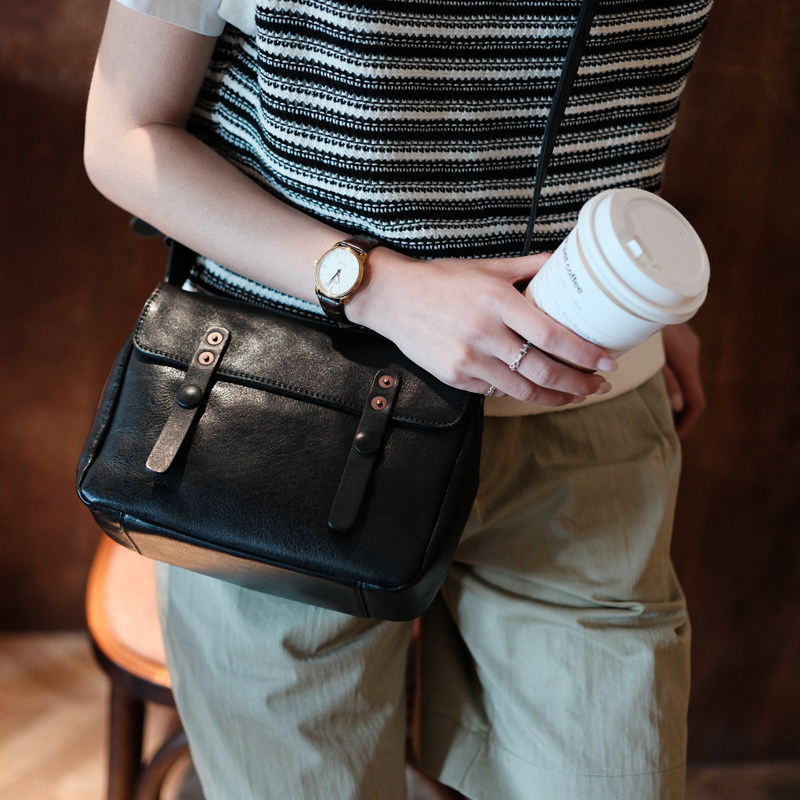 葱木 宝藏搭配！质感植鞣牛皮山系通勤复古邮差包女款 斜挎小方包,淘宝优惠券,粉丝福利购,淘宝优惠卷