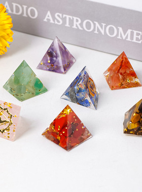 直营跨境新品2cm水晶碎石滴胶金字塔摆件 居家办公桌面能量塔