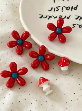 细细条亮面红色花朵蘑菇鞋扣