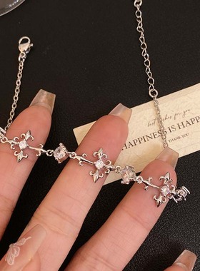 十字架鸢尾花手链轻奢2025新款小众精致vintager中古风女精致手饰