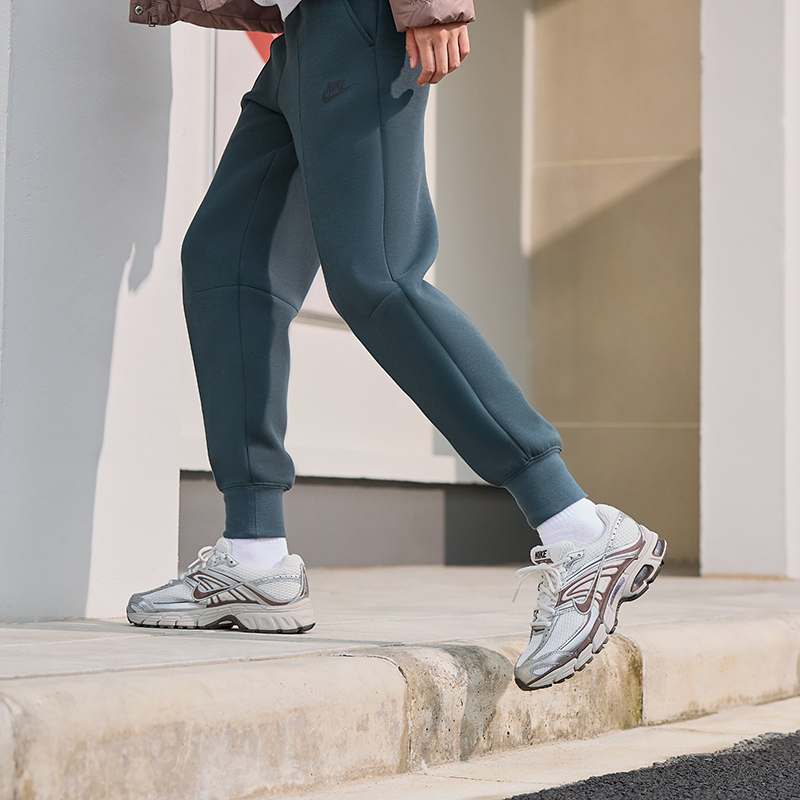 耐克女子缓震气垫鞋冬季新款运动鞋NIKE AIR MAX MOTO 2K IO1915 - 图0