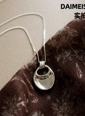 青岛黛美舒饰品规则马鞍包吊坠长项链配饰女轻奢小众高级感毛衣链