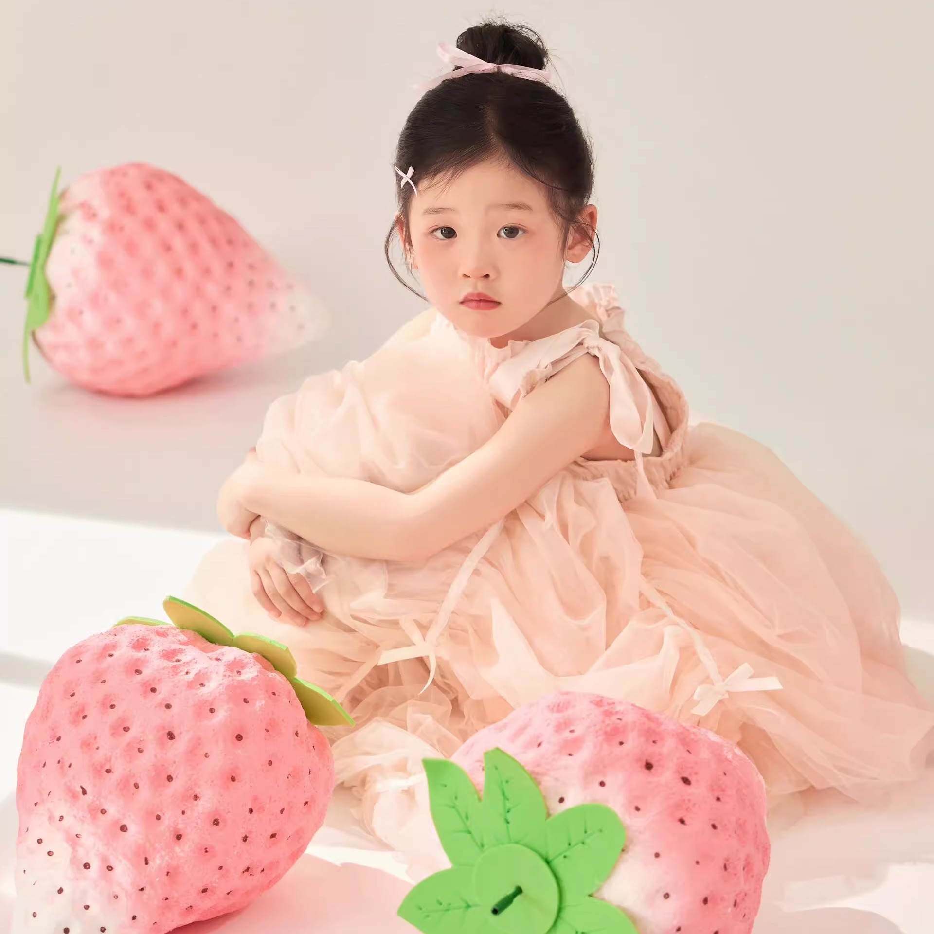 儿童摄影道具仿真粉色泡沫草莓道具影楼女孩写真艺术照拍照服装 - 图1