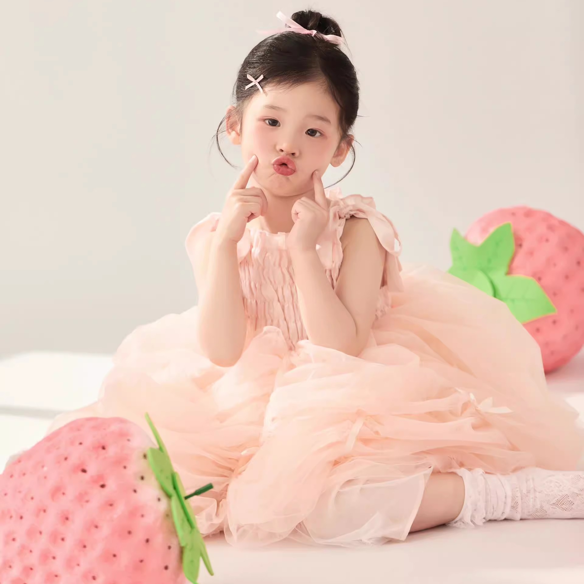 儿童摄影道具仿真粉色泡沫草莓道具影楼女孩写真艺术照拍照服装 - 图3