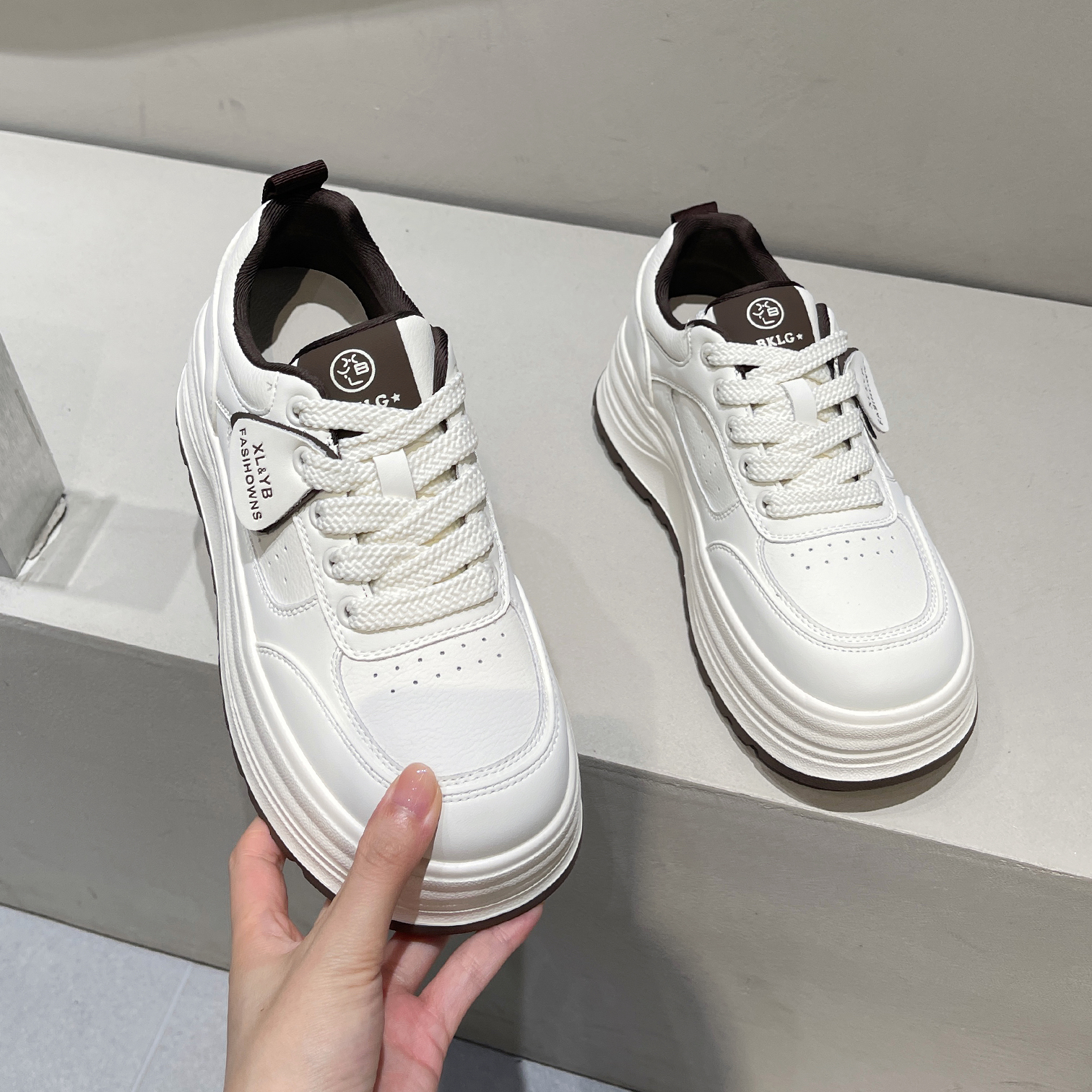 增高厚底松糕鞋女2025新款爆款百搭真皮小白鞋配阔腿裤大头面包鞋 - 图1